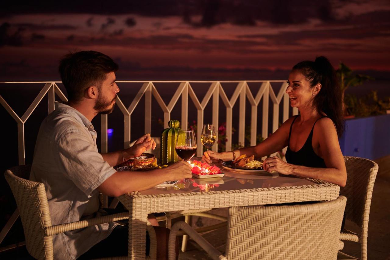 Hotel Luxury Patio Azul (Adults Only) Пуерто Валярта Екстериор снимка A couple dining at a restaurant