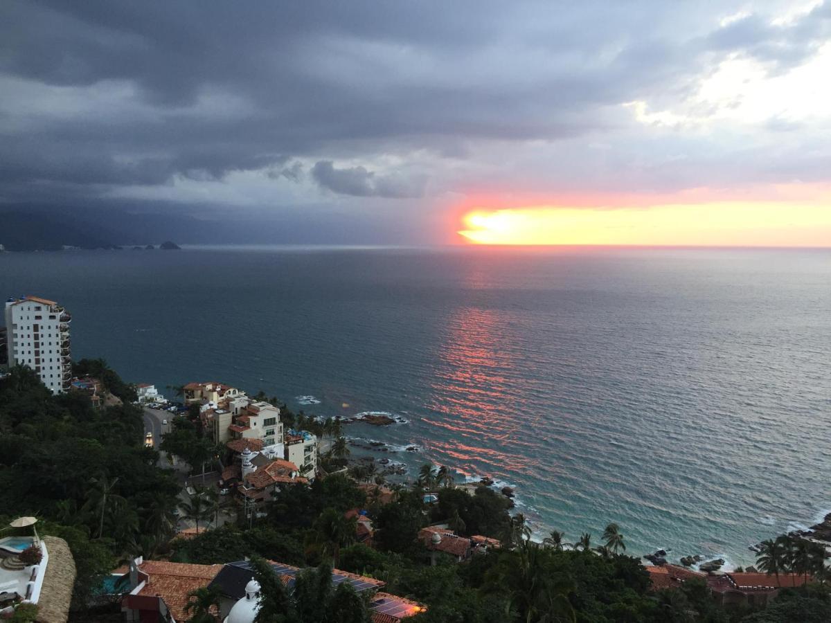 Hotel Luxury Patio Azul (Adults Only) Пуерто Валярта Екстериор снимка Sunset over the Pacific Ocean in Puerto Vallarta, Mexico